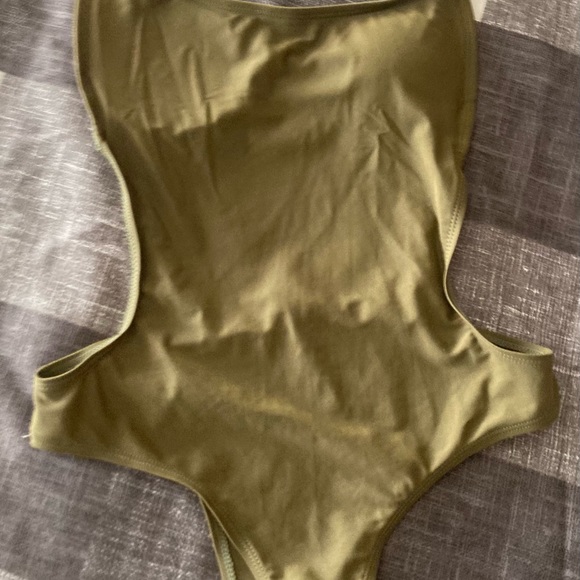 NWOT. Sunny&Co swimsuit size medium - Picture 3 of 7